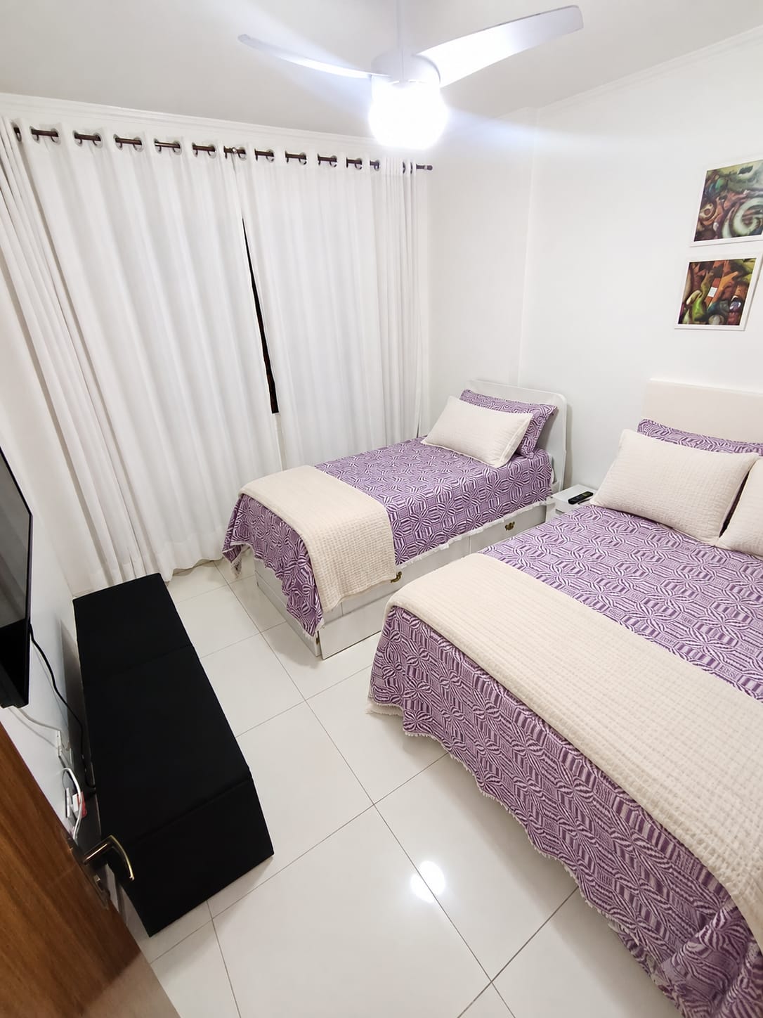 Quarto de hospedagem Airbnb limpo, com camas arrumadas